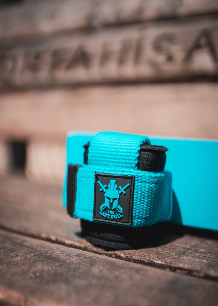 The Last Pull – Lifting Straps Ürün Fotoğrafı The Last Pull markasına ait %100 pamuk lifting straps – kalite, güç ve sürdürülebilirliği yansıtan ürün fotoğrafı.